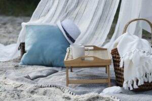 How to set up a comfortable picnic site outdoors?